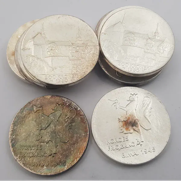 Hovedbilde 200 kr 1980 i sølv varierende kvalitet.