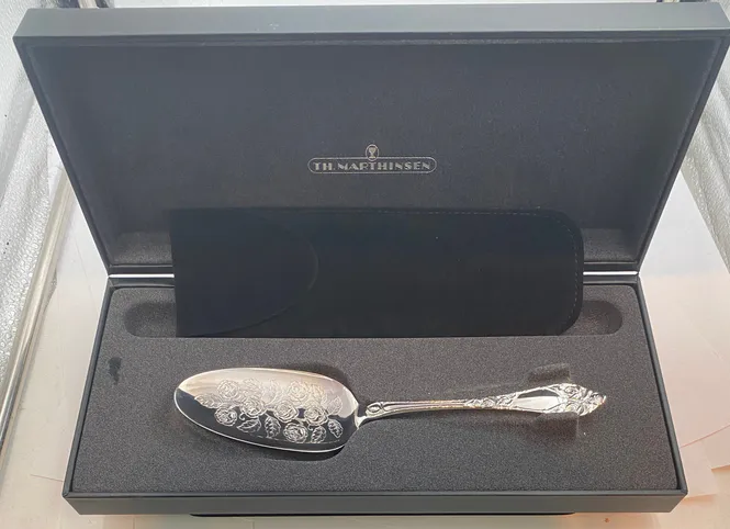 Hovedbilde Opphøyd rose: Kakespade 21 cm i originalt etui