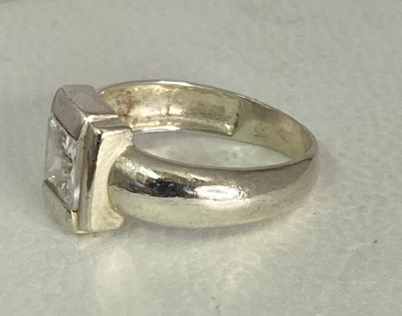 925 sølvring med sten.(31)