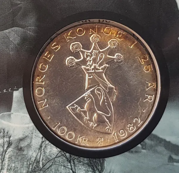 Hovedbilde 100 kr Kong Olav 1982 i pappomslag